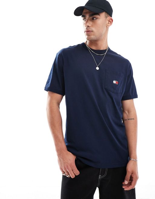 Camiseta azul marino con parche del logo en el bolsillo de Tommy Jeans