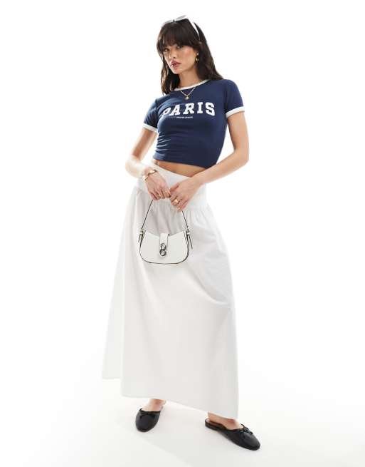 Camiseta azul marino con ribete, texto "Paris" y logo en contraste de 4th & Reckless, 2 de 4