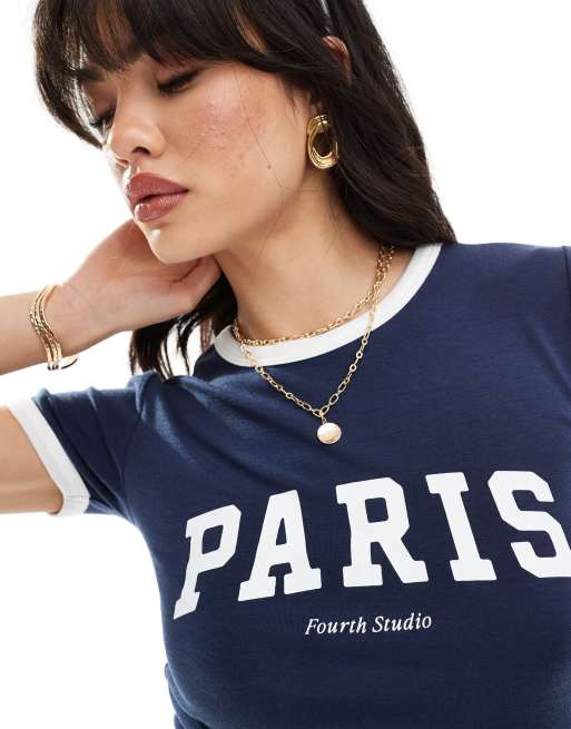 Camiseta azul marino con ribete, texto "Paris" y logo en contraste de 4th & Reckless, 3 de 4