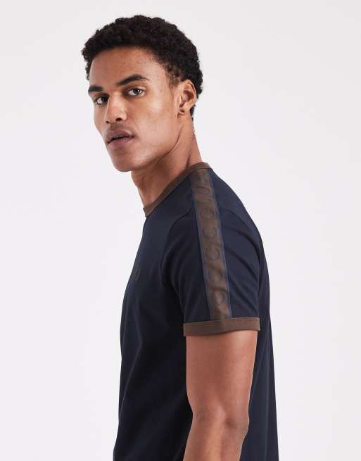 Camiseta azul marino con ribetes de cinta marrón tabaco tostado en contraste de Fred Perry, 4 de 5