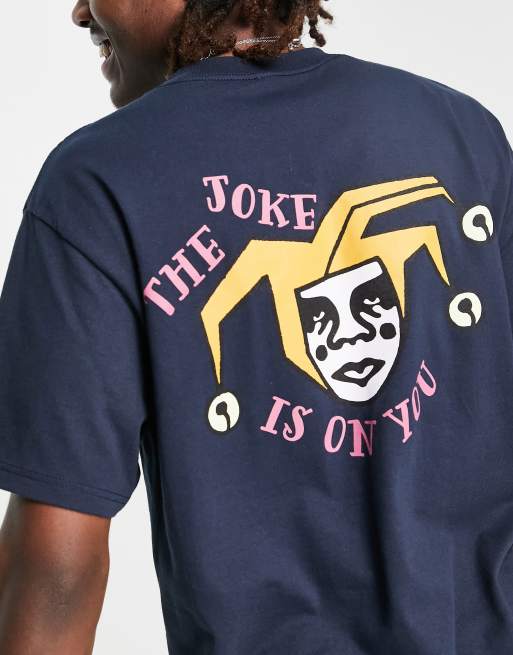 Camiseta azul marino con texto 