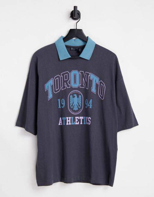 Camiseta azul marino extragrande con cuello tipo polo y estampado 