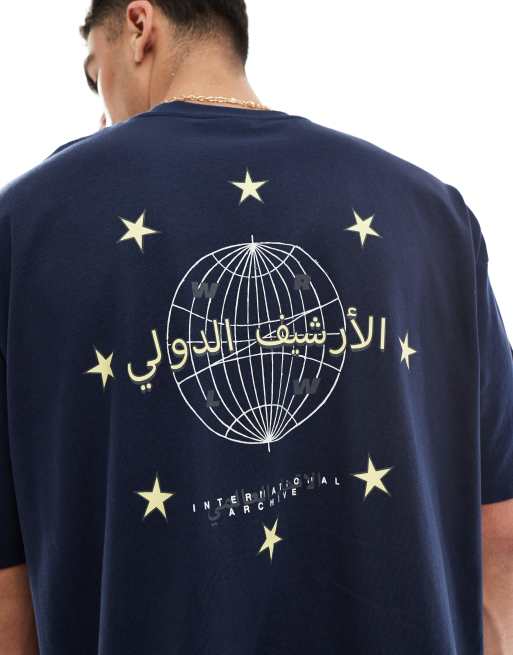 Camiseta azul marino extragrande con estampado de mundo en la