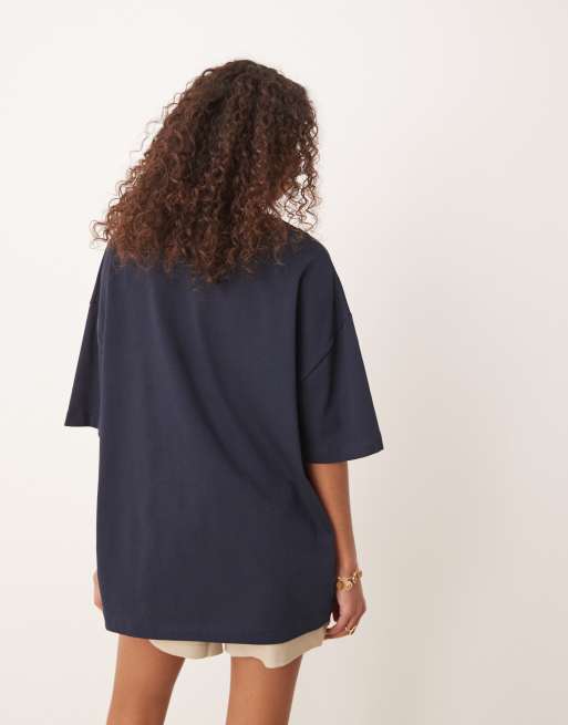 Camiseta azul marino extragrande con estampado floral amarillo de ASOS DESIGN, 4 de 4