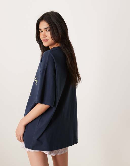 Camiseta azul marino extragrande con estampado gráfico de flor y texto "Valencia" de ASOS DESIGN, 4 de 4