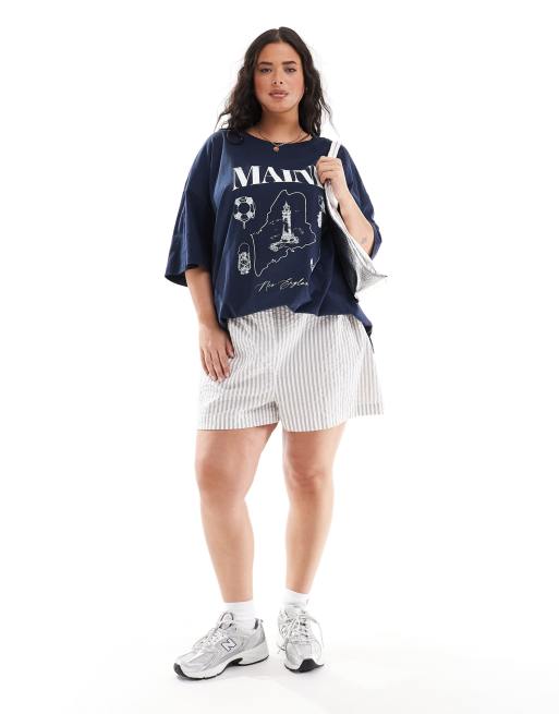 Camiseta azul marino extragrande con estampado gráfico "Maine" de ASOS DESIGN Curve, 3 de 4