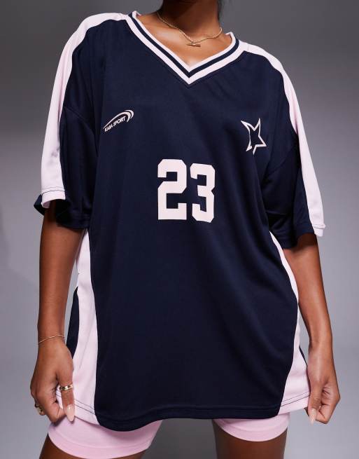 Camiseta azul marino y rosa extragrande de estilo fútbol de Kaiia, 3 de 4