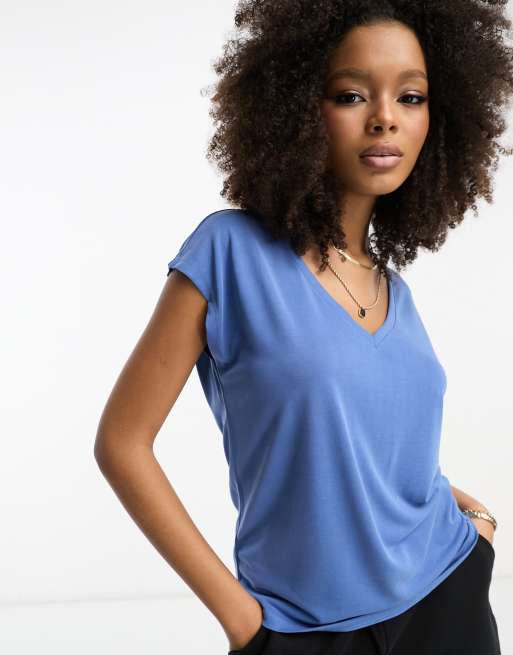 Camiseta azul negruzco ceñida con cuello de pico de Vila
