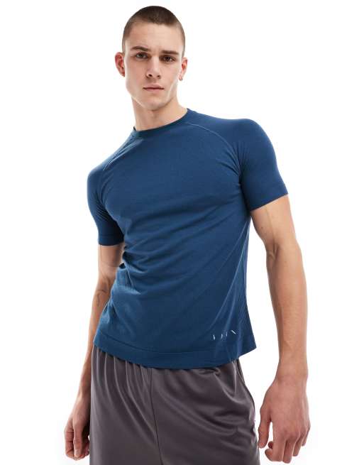 Camiseta azul oscuro con elementos reflectantes Otawa de Born Living Yoga