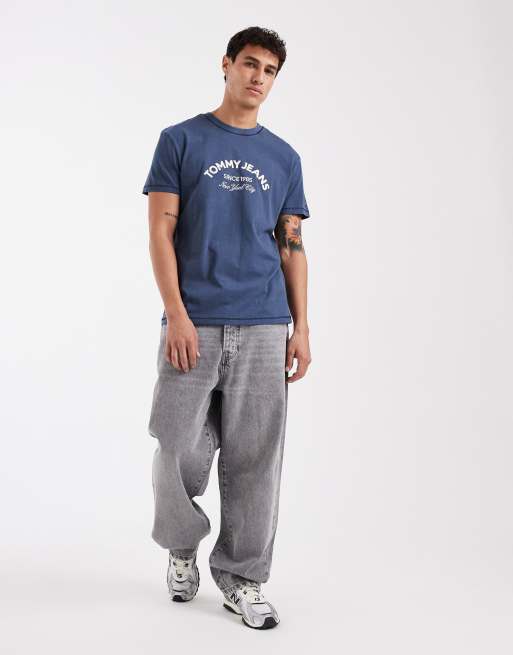Camiseta azul oscuro con logo arqueado en el centro de Tommy Jeans, 2 de 5