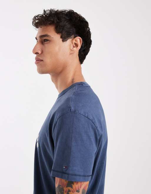 Camiseta azul oscuro con logo arqueado en el centro de Tommy Jeans, 4 de 5
