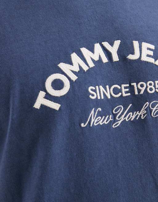 Camiseta azul oscuro con logo arqueado en el centro de Tommy Jeans, 5 de 5