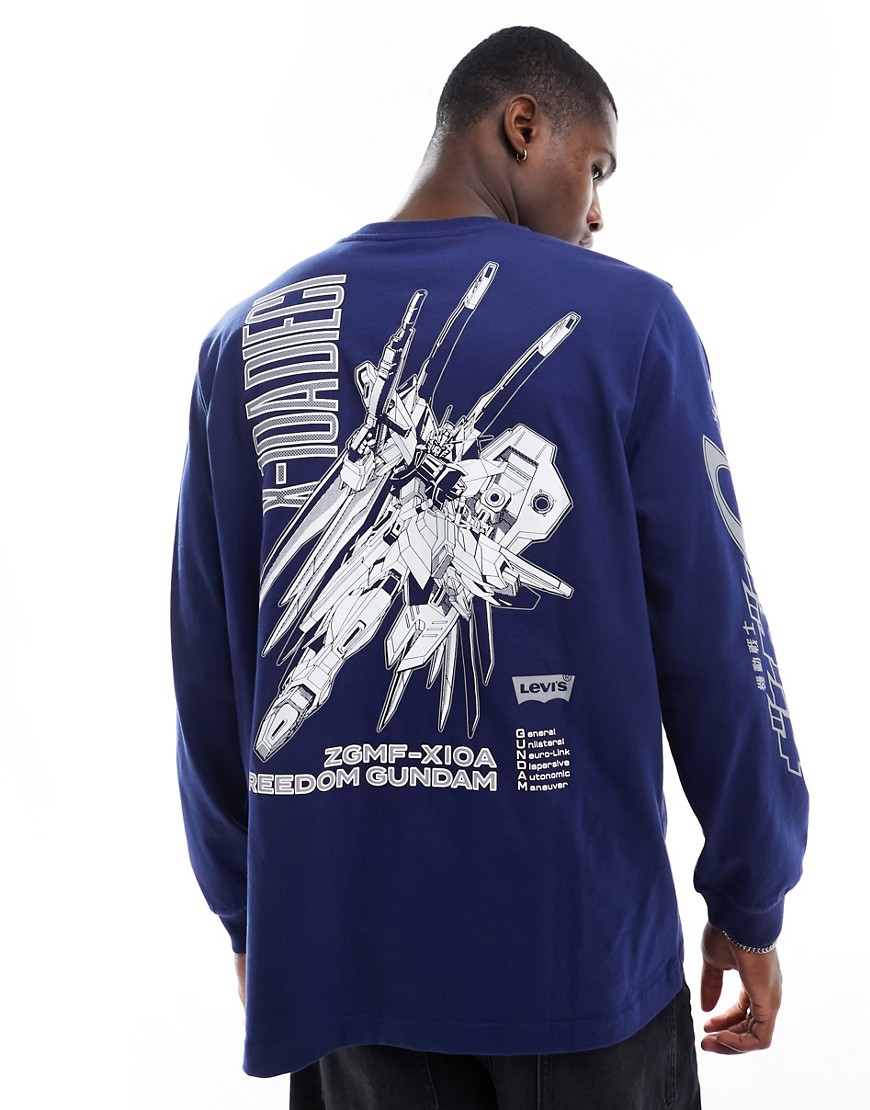 camiseta azul oscuro de corte cuadrado y manga larga con estampado en la espalda y la manga de la colaboración de levi's x gundam