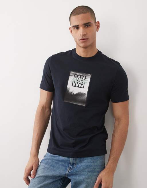 Camiseta azul oscuro holgada de manga corta con estampado gráfico de Hugo Boss, 3 de 5