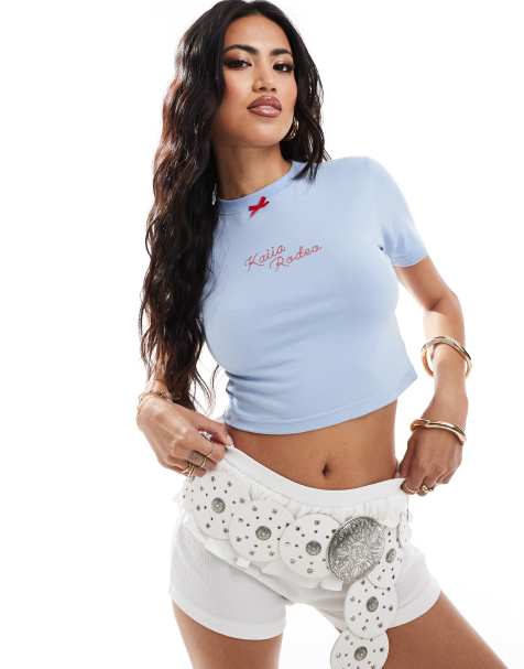 Camiseta azul pastel con diseño encogido, texto "Rodeo" y detalle de lazo de mezcla de algodón de Kaiia - view 1