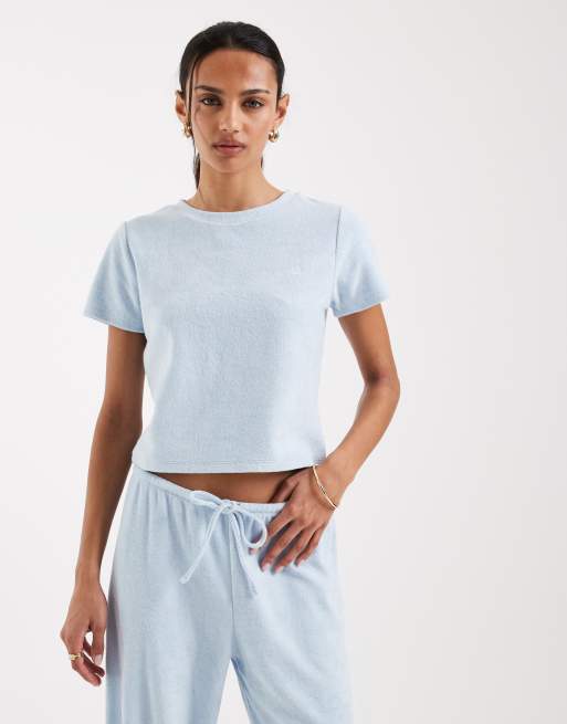Conjunto azul pastel de pantalones de pernera ancha y camiseta con diseño encogido y logo bordado de tejido rizado de algodón de 4th & Reckless, 2 de 3