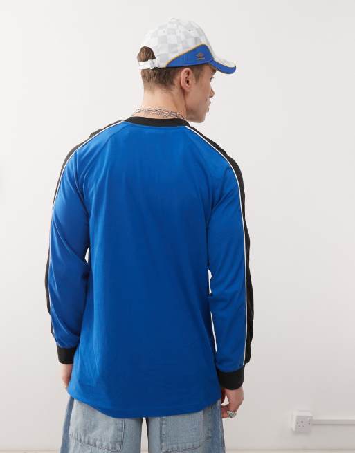 Camiseta azul y blanca de manga larga con detalle de paneles de Umbro, 3 de 4