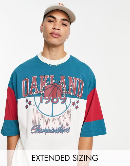 Camiseta azul y color crudo extragrande con diseño color block y estampado de nombre de ciudad 