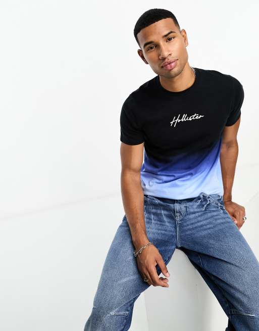 Camiseta azul y negra con dise o degradado y logo peque o de Hollister