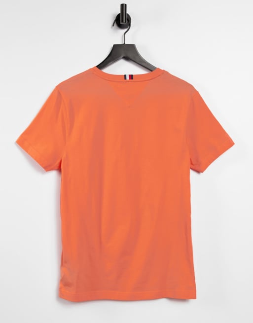 Camiseta básica en color atardecer de verano con logo central de Tommy Hilfiger, 2 de 4