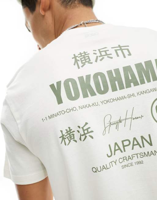 Camiseta beis con estampado de estilo sukajan en la espalda de ASOS DESIGN