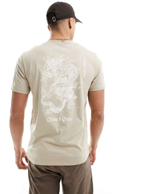 Camiseta beis con estampado de estilo sukajan en la espalda de ASOS DESIGN