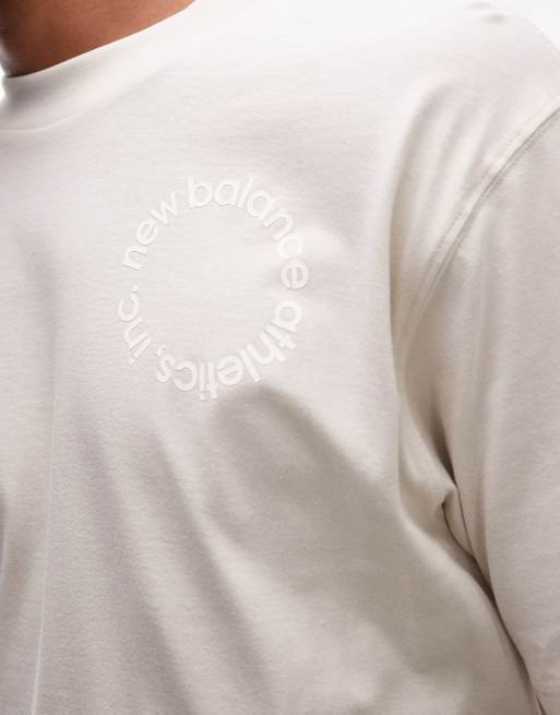 Camiseta beis con estampado de logo redondo en la espalda de New Balance, 3 de 4