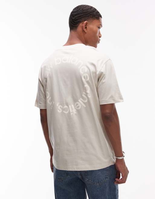 Camiseta beis con estampado de logo redondo en la espalda de New Balance, 4 de 4