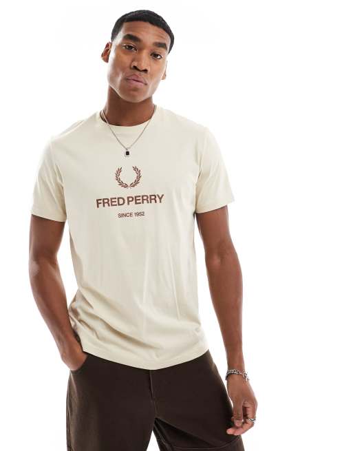 Camiseta beis con estampado gráfico de Fred Perry