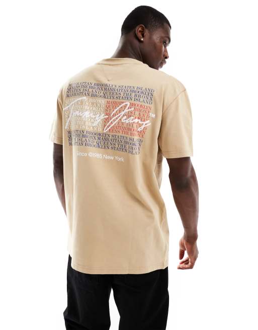 Camiseta beis con estampado gráfico vintage en la espalda de Tommy Jeans
