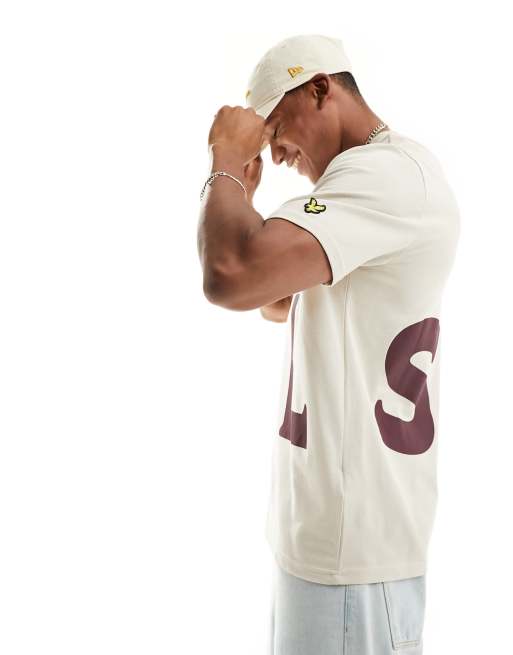 Camiseta beis con iniciales grandes de Lyle & Scott