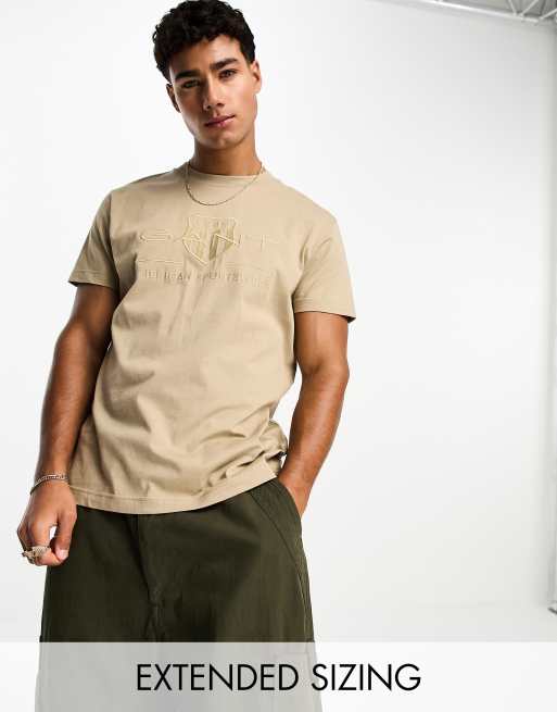 Camiseta beis con logo de escudo grande a tono de GANT