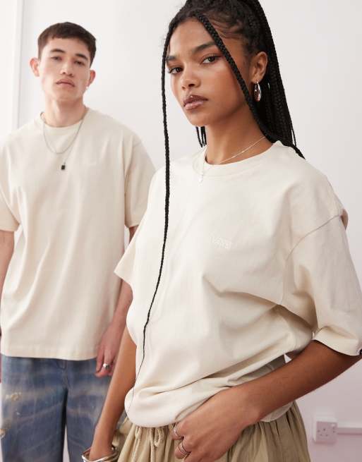Camiseta beis con logo en la parte izquierda del pecho exclusiva en ASOS de Vans