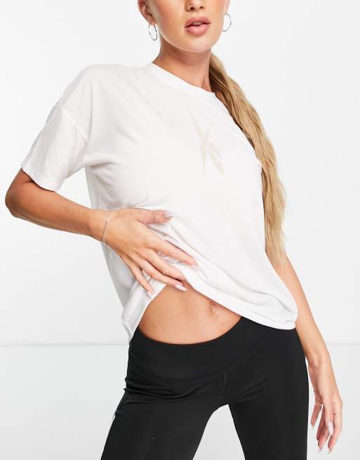 Camiseta beis con logo grande de Reebok