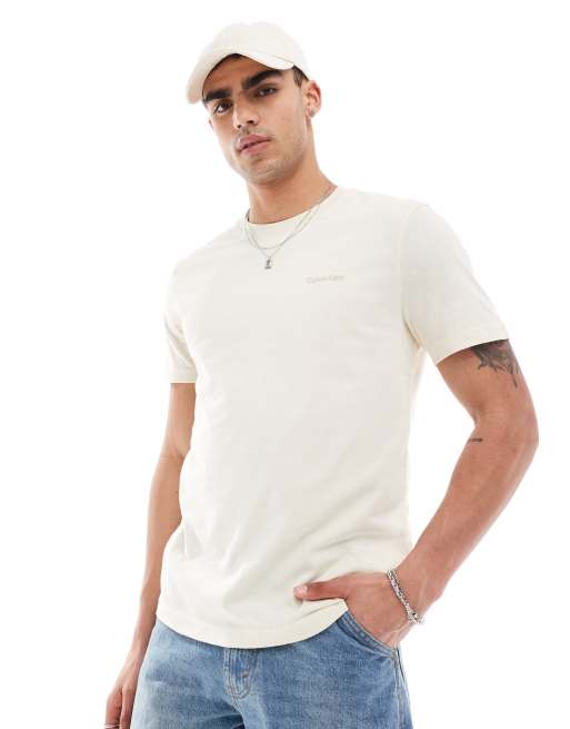 Camiseta beis con logo pequeño y estampado en la espalda de Calvin Klein, 2 de 4