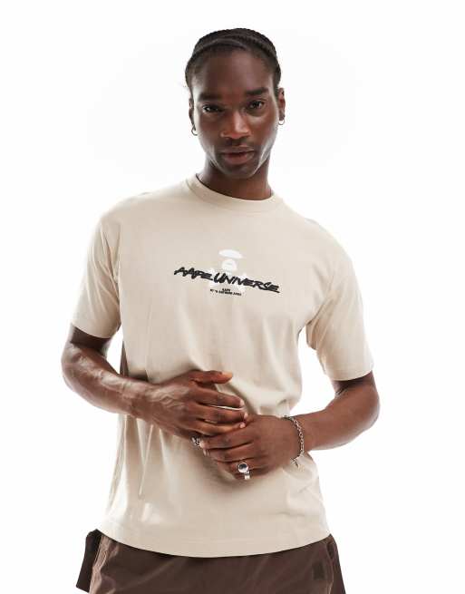 Camiseta beis con logo y estampado de camuflaje en la parte trasera de AAPE BY A BATHING APE®, 3 de 4