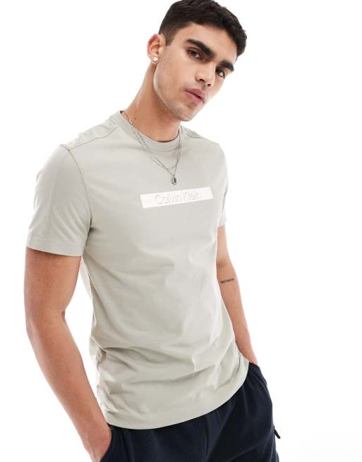 Camiseta beis con recuadro del logo sombreado de Calvin Klein