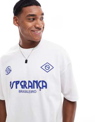 Camiseta beis de corte cuadrado extragrande con diseño gráfico de estilo deportivo de ASOS DESIGN 
