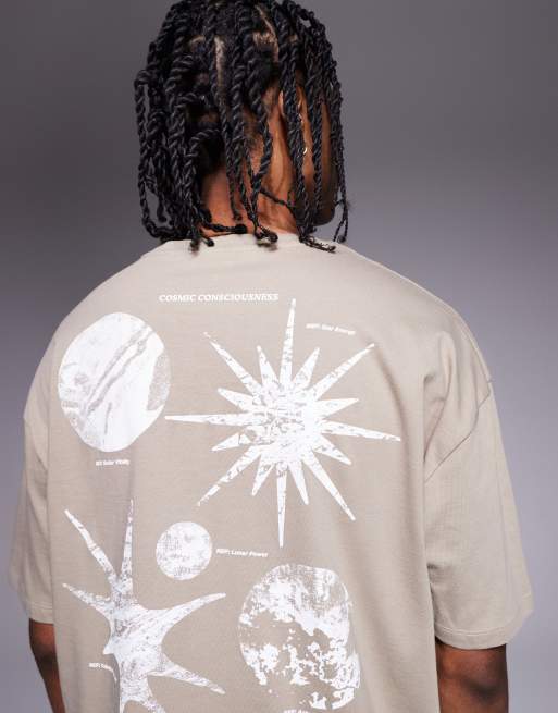 Camiseta beis de corte cuadrado extragrande con estampado gráfico cósmico de ASOS DESIGN, 2 de 4