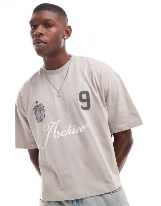 Camiseta beis de corte cuadrado extragrande con estampado gráfico deportivo de ASOS DESIGN 