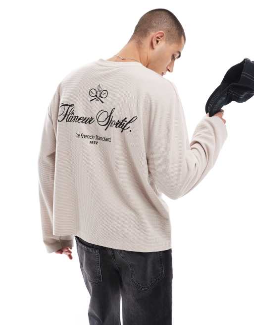 Camiseta beis de corte cuadrado extragrande y manga larga con estampado deportivo de texto en la espalda y textura gofrada de ASOS DESIGN