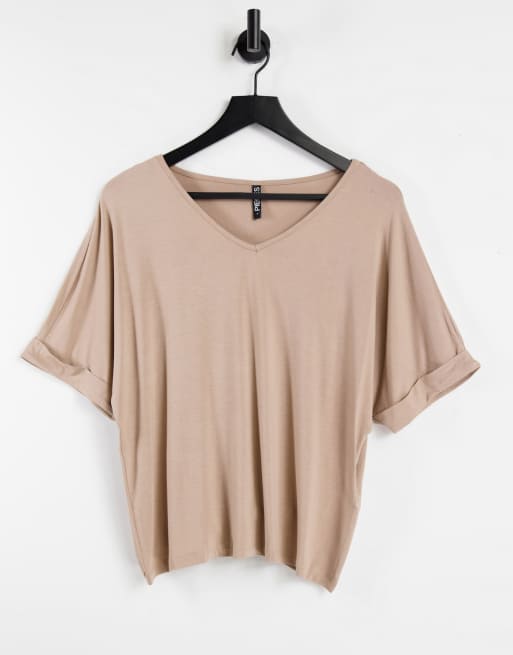 Camiseta beis extragrande con cuello de pico de Pieces