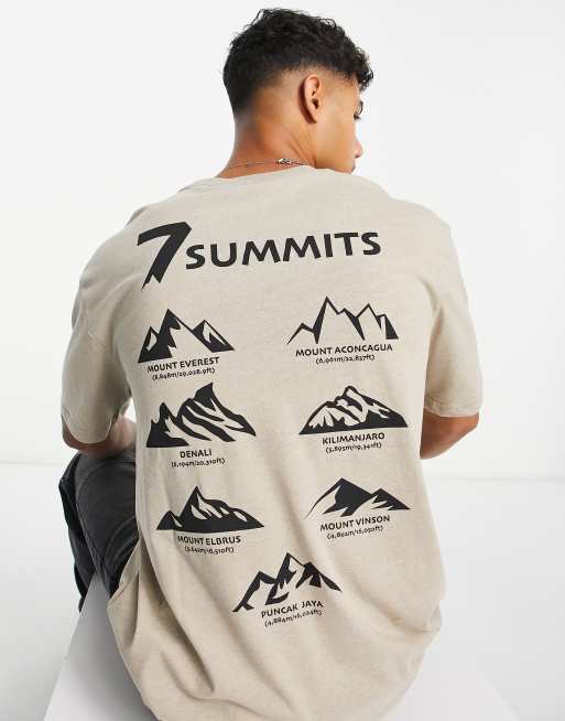 Camiseta beis extragrande con estampado 7 summits en la espalda de Only & Sons