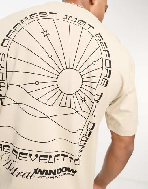 Camiseta beis extragrande con estampado de amanecer en la espalda de Only & Sons