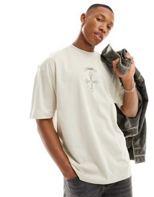 Camiseta beis extragrande con estampado de cruz en el pecho de ASOS DESIGN