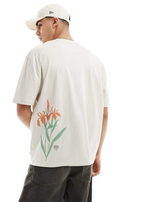 Camiseta beis extragrande con estampado de floral en el lateral de ASOS DESIGN
