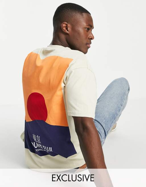 Camiseta beis extragrande con estampado de montaña y sol en la espalda exclusiva en ASOS de Only & Sons