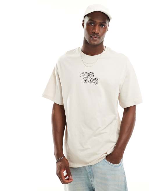 Camiseta beis extragrande con estampado de serpiente en el pecho de Jack & Jones