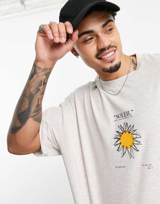 Camiseta beis extragrande con estampado de sol en el pecho de ASOS DESIGN