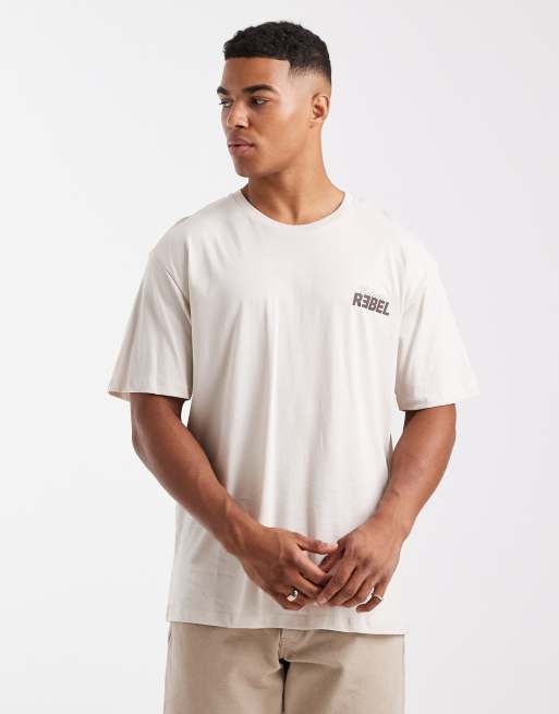 Camiseta beis extragrande con estampado ecléctico en la espalda de JJ Rebel, 2 de 5